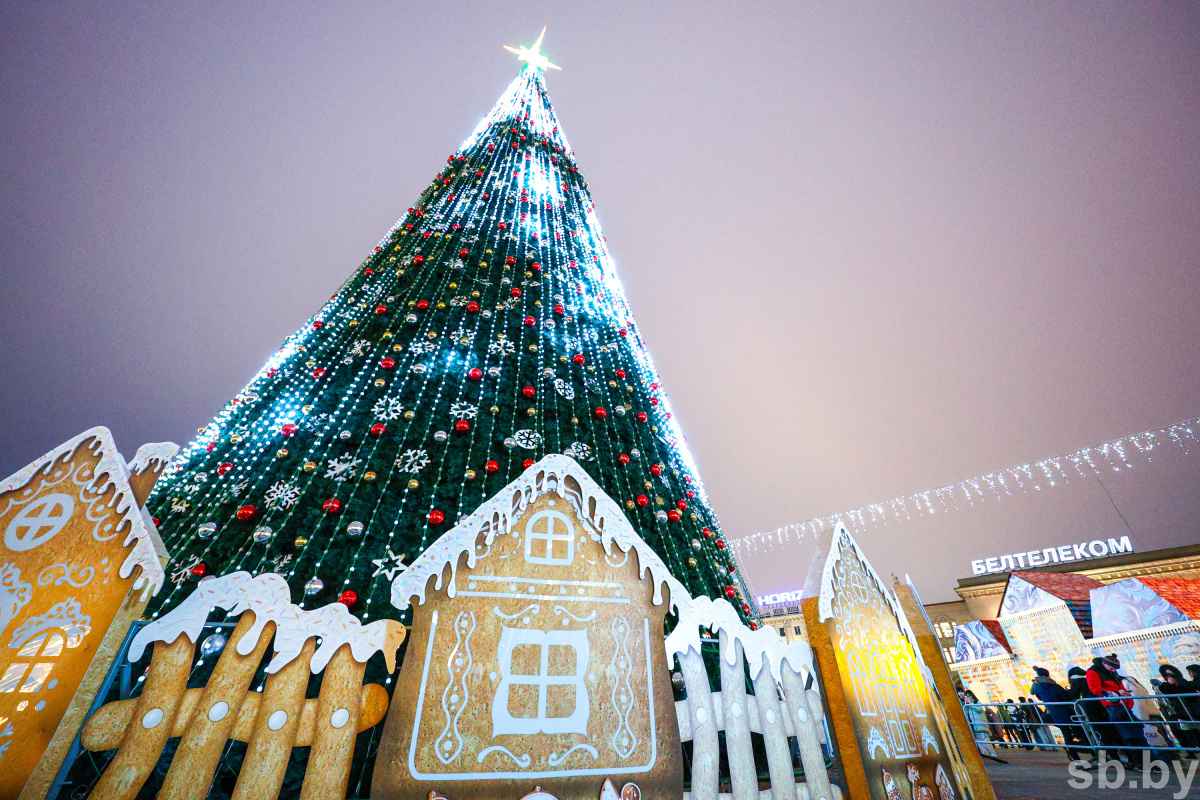 В Минске зажгли главную ёлку страны, на которую пошло 3,2 километра гирлянд