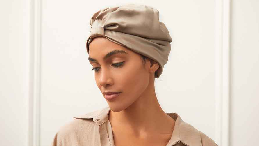 Если вы решите использовать шапочку для сна, то отдайте предпочтение шапочке из шёлка