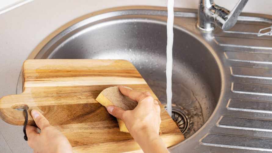 Деревянная доска для разделки потемнела и поблёкла? Вот как освежить её в 3 простых шага