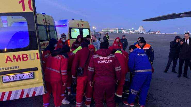 Власти Казахстана не отдавали пострадавших в крушении самолёта россиян сотрудникам МЧС РФ. Как объяснили?