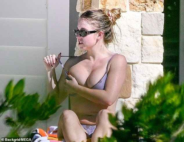 Ныряла в бассейн с пончиками — Актриса Сидни Суини ответила на оскорбления подписчиков под её фото в бикини