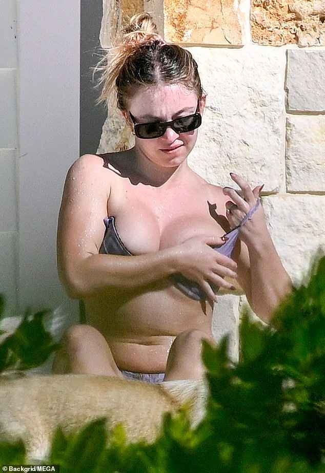 Ныряла в бассейн с пончиками — Актриса Сидни Суини ответила на оскорбления подписчиков под её фото в бикини