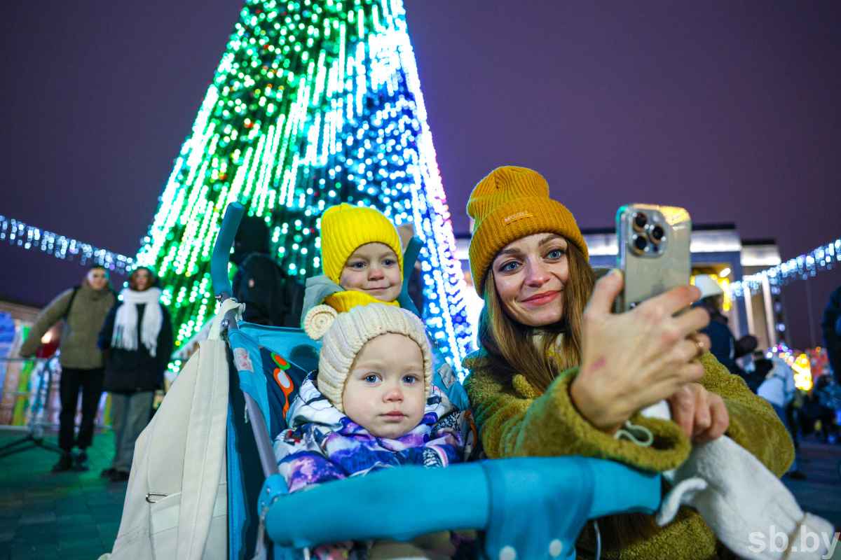 В Минске зажгли главную ёлку страны, на которую пошло 3,2 километра гирлянд