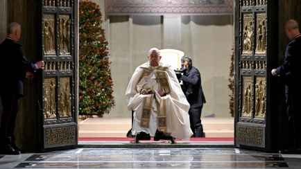 Папа Римский открыл на Рождество Святую дверь Юбилея 2025 года. Что это значит для католиков?