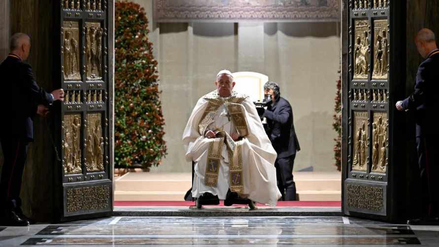 Папа Римский открыл на Рождество Святую дверь Юбилея 2025 года. Что это значит для католиков?