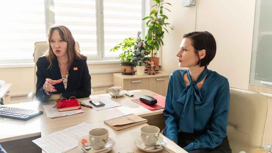 Начальник управления по качеству «Коммунарки» Анна Козырь (слева) и главный технолог Ирина Мацыгуд. Фото Telegraf.news