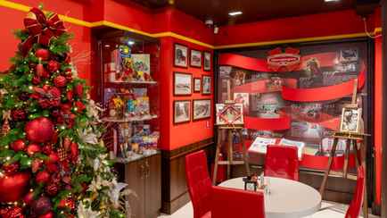 Почему в фирменных магазинах конфеты иногда дороже, чем в обычных? На «Коммунарке» пояснили, от чего зависит цена