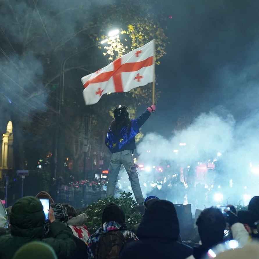 Революция фейерверков? Протестующие в Грузии обстреляли пиротехникой здание парламента