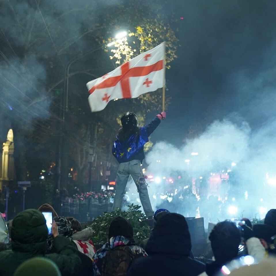 Революция фейерверков? Протестующие в Грузии обстреляли пиротехникой здание парламента