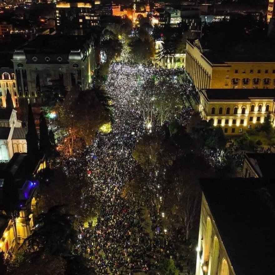 Революция фейерверков? Протестующие в Грузии обстреляли пиротехникой здание парламента