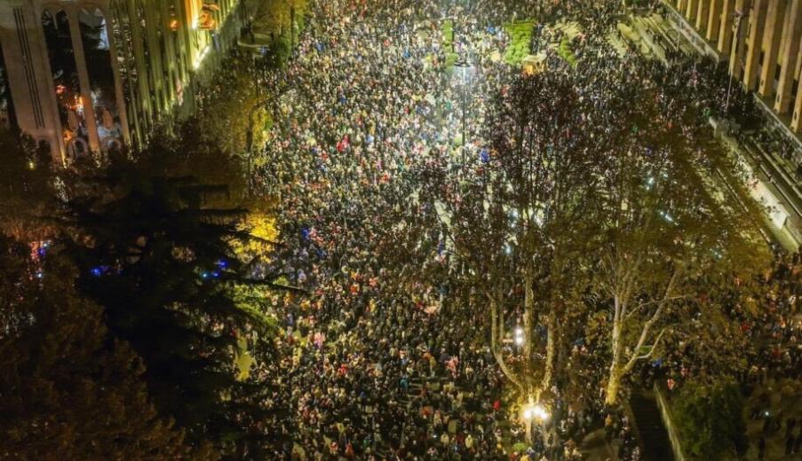 Революция фейерверков? Протестующие в Грузии обстреляли пиротехникой здание парламента