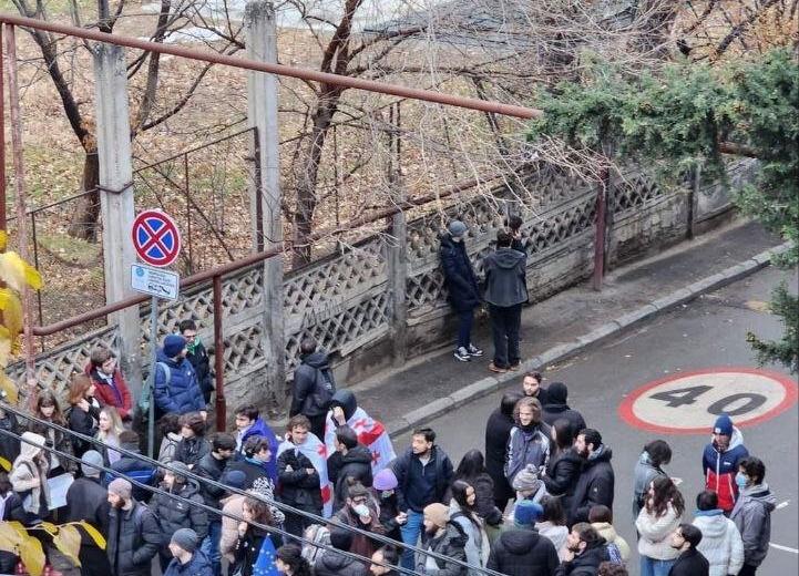 В Грузии забастовку объявили школьники и студенты. Что происходит в стране?