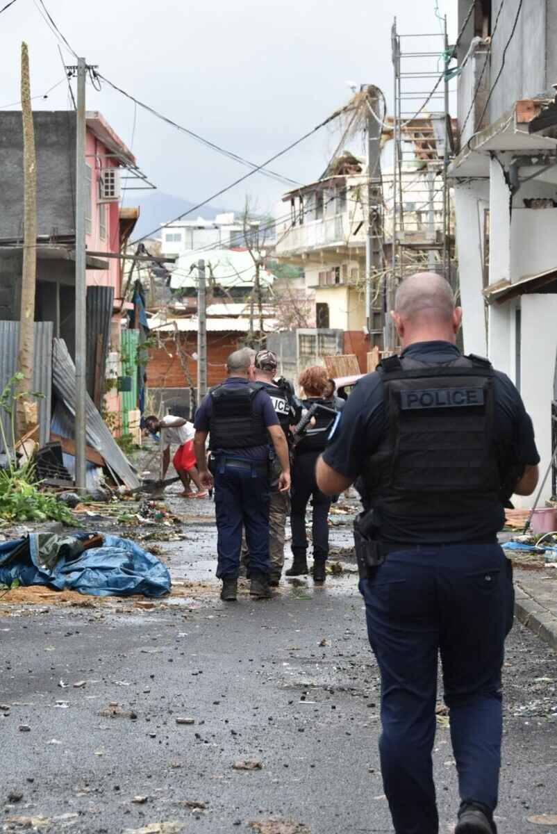 Исчез целый район - Власти французских островов оценили число жертв тропического циклона в тысячи человек