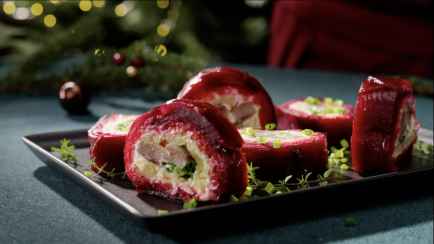 Подайте «Селёдку под шубой» так — и она не останется на тарелках. Вот как сделать в виде японских роллов