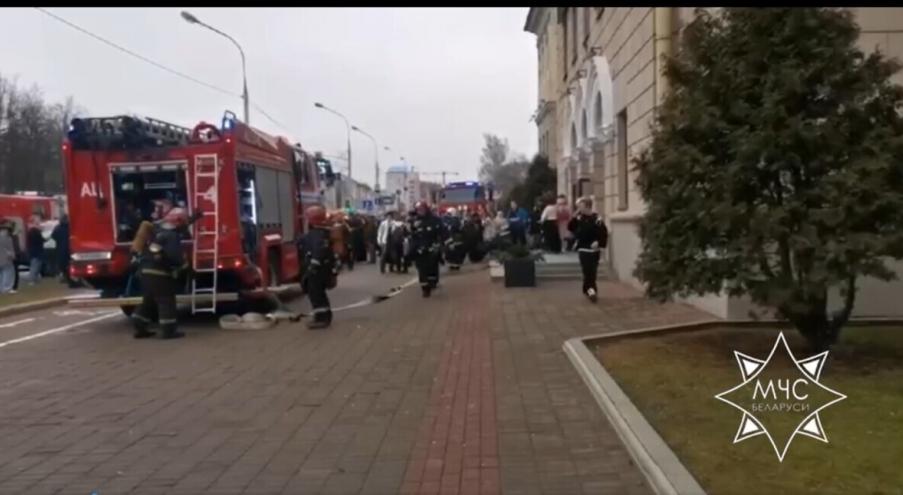 По предварительным данным МЧС, загорелась электропроводка потолочного светильника,