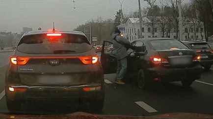 «Отметелил мужчину, которому больше 60 лет» — В Минске водители подрались прямо на дороге