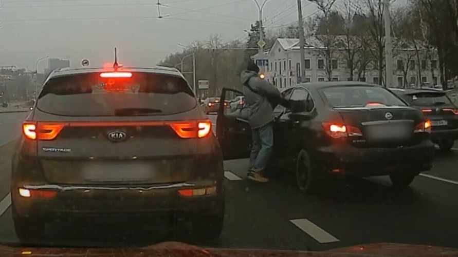 «Отметелил мужчину, которому больше 60 лет» - В Минске водители подрались прямо на дороге