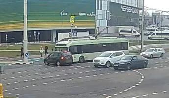 На видео попало столкновение троллейбуса с легковушкой в Минске