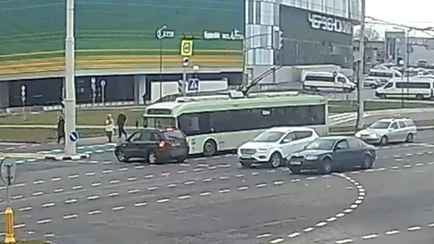 На видео попало столкновение троллейбуса с легковушкой в Минске