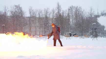 В России чиновник вышел на уборку снега с огнеметом