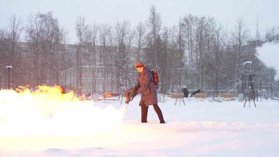 В России чиновник вышел на уборку снега с огнеметом