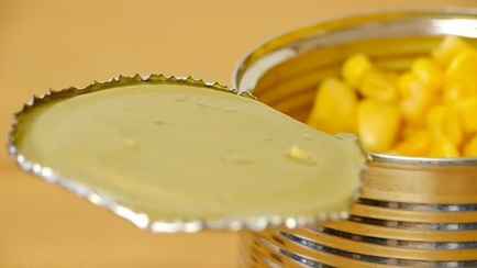 Как легко открывать жестяные консервные банки и не пораниться? Понадобится столовая ложка и не только