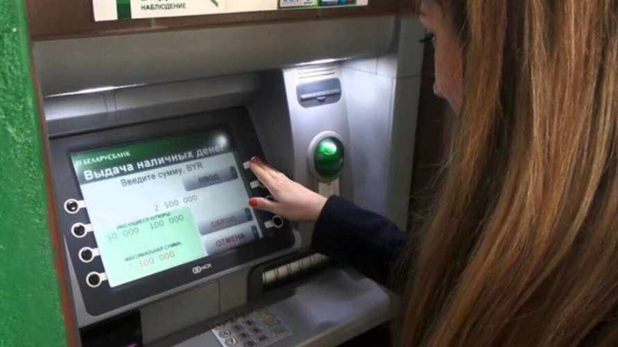 Беларусбанк объявил о подорожании услуг в новом году. О чём предупредили белорусов другие банки?