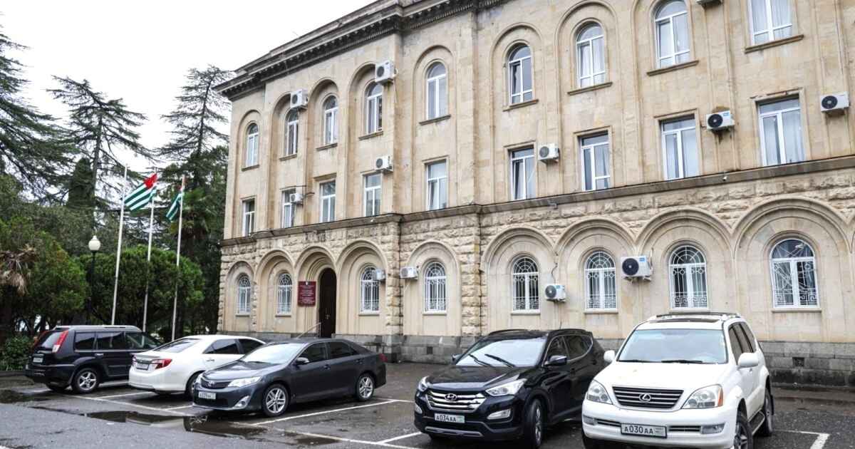 В парламенте Абхазии депутаты устроили стрельбу — один из них скончался