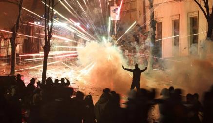 Революция фейерверков? Протестующие в Грузии обстреляли пиротехникой здание парламента