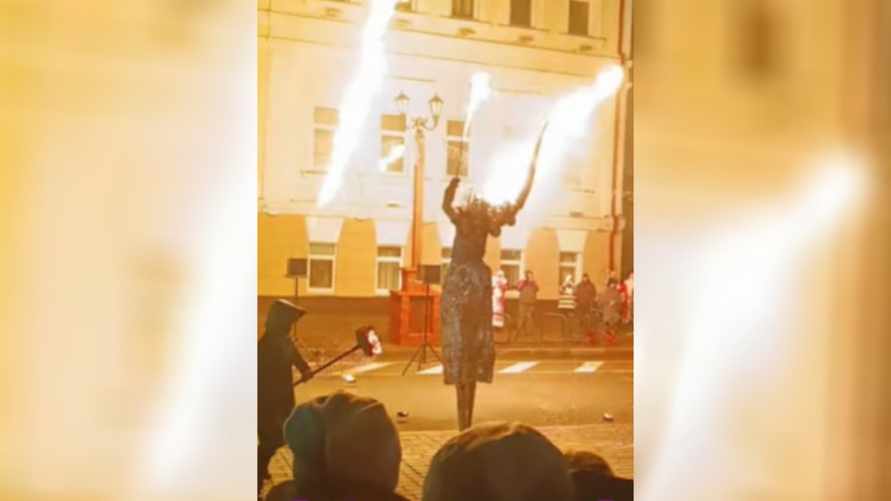 "Это открытие ёлки или ада?" - Церемония зажжения новогодней ёлки в Полоцке вызвала вопросы у белорусов