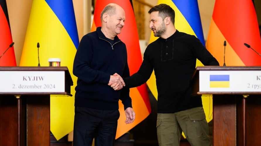 «Желательно – на три буквы» - Зеленский недипломатично ответил на вопрос о России на встрече с Шольцем. Как отреагировали в Кремле?