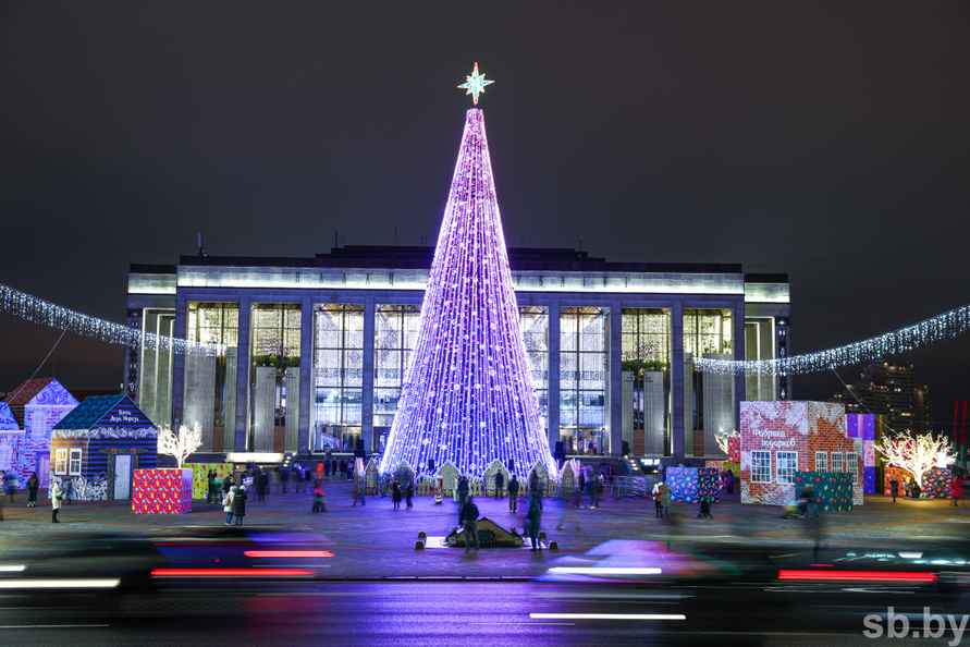 В Минске зажгли главную ёлку страны, на которую пошло 3,2 километра гирлянд