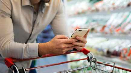 Крупная торговая сеть продуктовых перестала давать скидки белорусам. Что случилось?