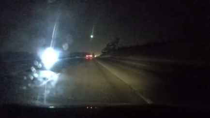 «Было необычно» — Камера авто сняла на видео яркий болид над Минском