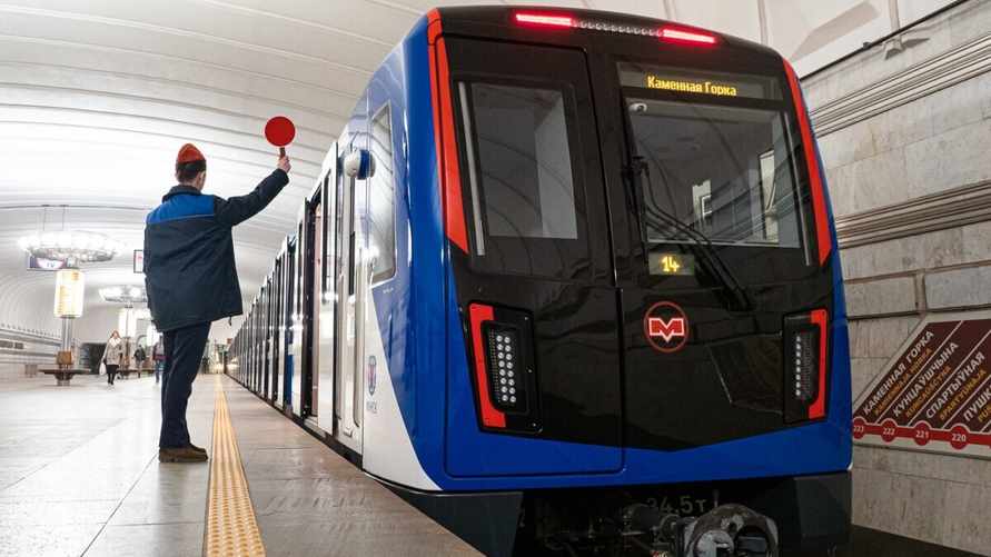 Минский метрополитен попросил "заблаговременно" купить жетоны и проездные