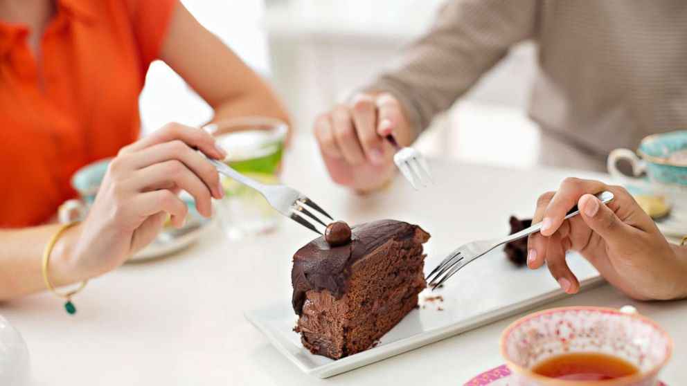 Уместно ли съесть в гостях последний кусок торта? Эксперт по этикету дала четкий ответ