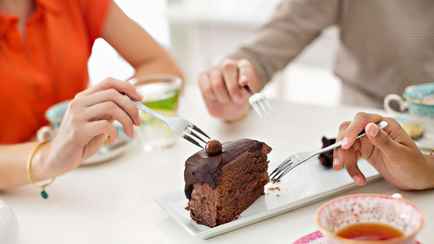 Уместно ли съесть в гостях последний кусок торта? Эксперт по этикету дала четкий ответ