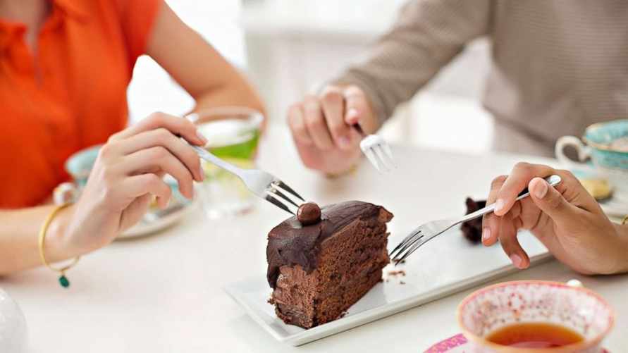 Уместно ли съесть в гостях последний кусок торта? Эксперт по этикету дала четкий ответ