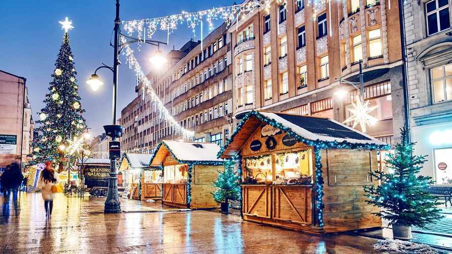 "Какая дикость" - В Польше ёлка в витрине магазина вызвала гнев покупателей