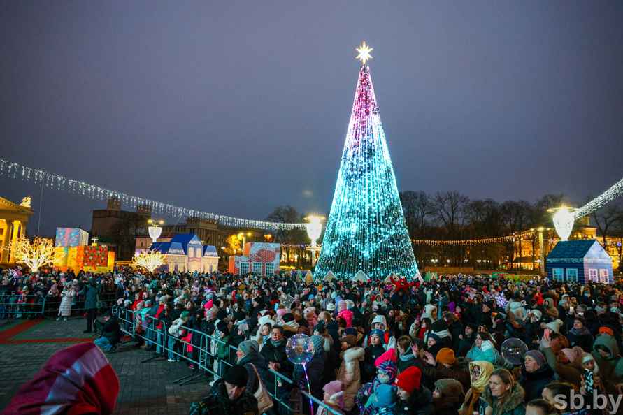 В Минске зажгли главную ёлку страны, на которую пошло 3,2 километра гирлянд