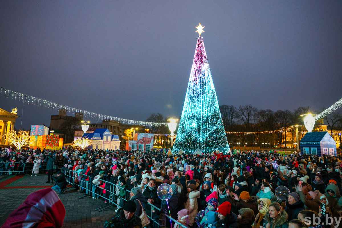 В Минске зажгли главную ёлку страны, на которую пошло 3,2 километра гирлянд