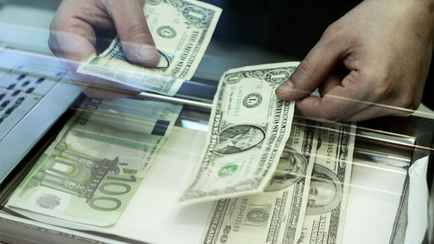 Евро подешевел почти на 8 копеек. Как изменился курс доллара?