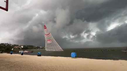 Штормовой ветер повалил 56-метровую плавучую рождественскую ёлку в Бразилии