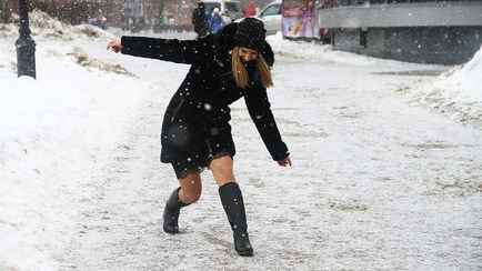 В Житковичском районе женщина отсудила 10 тыс. рублей у райисполкома за переломы из-за гололедицы