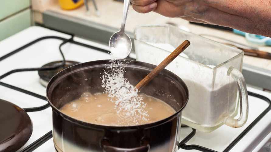 Как спасти пересоленный суп? Добавьте дольку этого фрукта и варите 10 минут