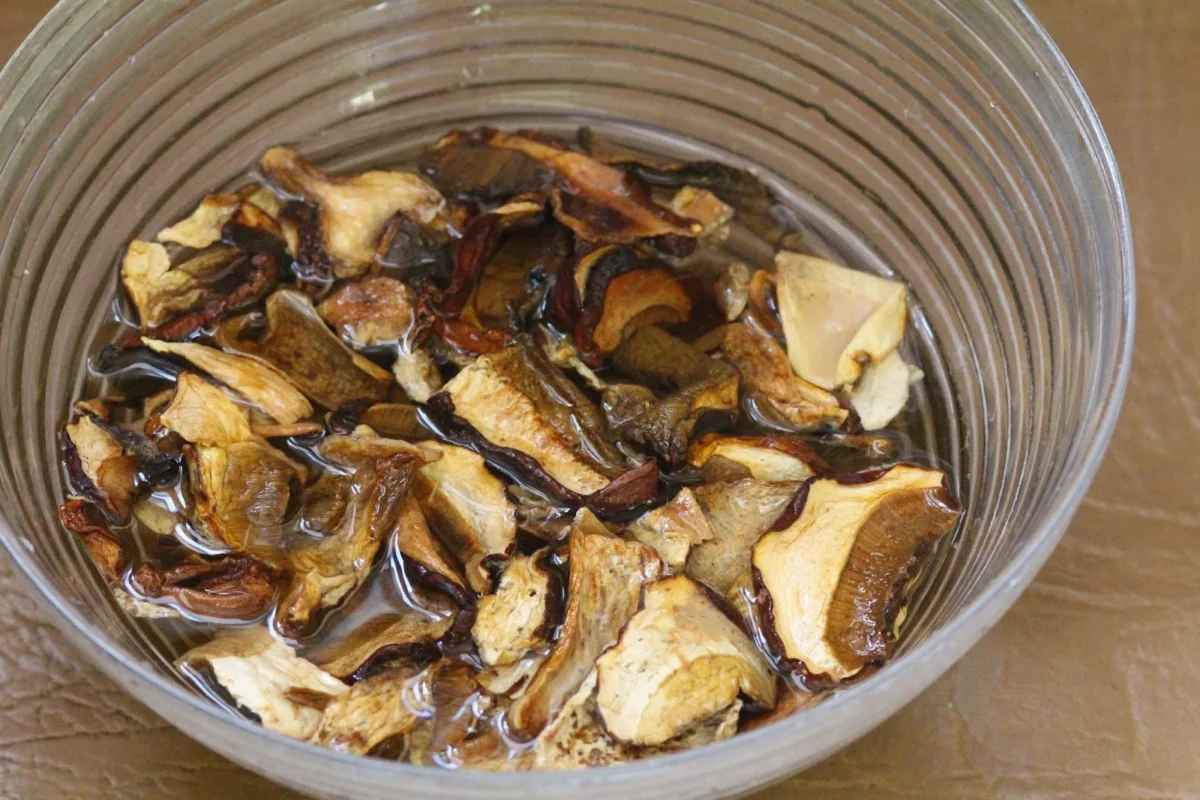 Больше не замачивайте сушеные грибы в воде. Этот забытый способ сделает их нежнее и избавит от горечи