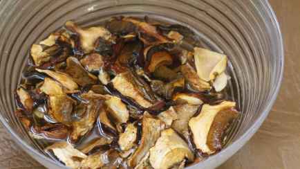 Больше не замачивайте сушеные грибы в воде. Этот забытый способ сделает их нежнее и избавит от горечи