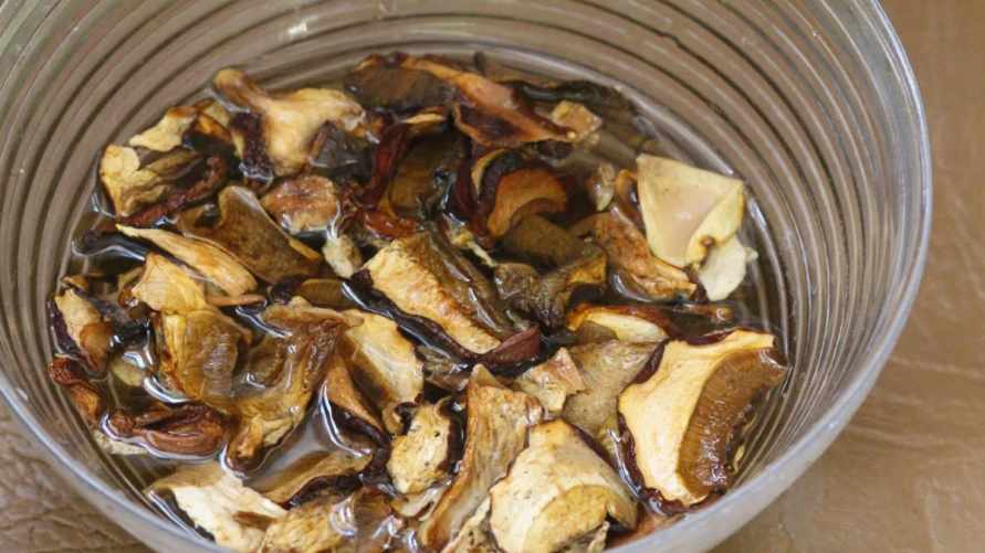 Больше не замачивайте сушеные грибы в воде. Этот забытый способ сделает их нежнее и избавит от горечи