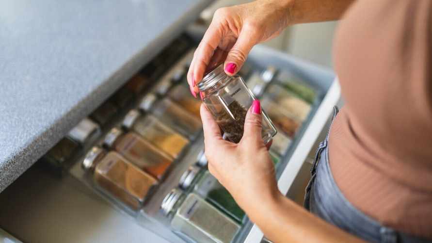 Можно ли использовать просроченные специи? Вот какие 3 фактора указывают на то, что их рано выбрасывать в мусорку