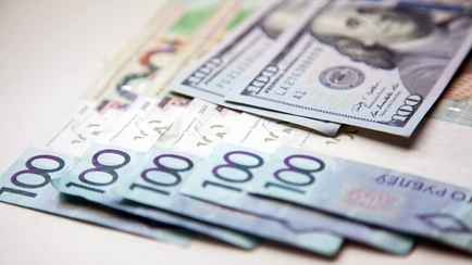 Доллар подрос на 0,68%, евро упал на 0,52%. Вот с какими курсами валют белорусы ушли на выходные